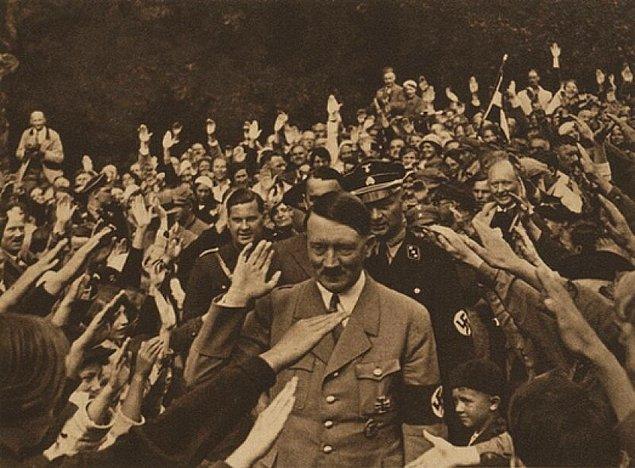 1923 - Münih'te, "Birahane Darbesi" başarısızlığa uğrayan Adolf Hitler tutuklandı.