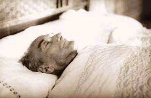 1938 - Atatürk, ikinci kez ağır komaya girdi.