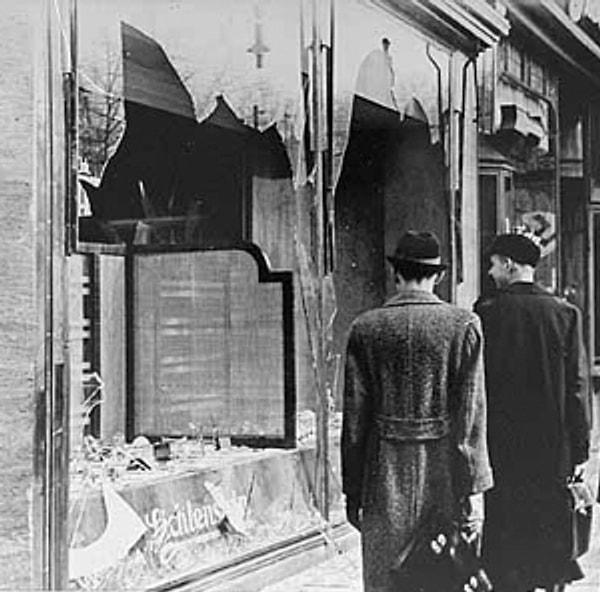 1938 - Kristal Gece: Yahudilere karşı toplu saldırılar başladı. Berlin'de 7 bin Yahudi dükkânı yağmalandı, yüzlerce sinagog ateşe verildi ve çok sayıda Yahudi öldürüldü.