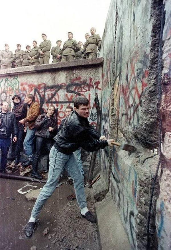1989 - Doğu Alman Hükümetinin, iki Almanya arasında seyahati serbest bırakması üzerine, binlerce kişi Berlin Duvarı'nı aşarak Batıya geçmeye başladı. 13 Ağustos 1961'de inşa edilen Duvar'ın yıkılmasıyla Soğuk Savaş dönemi sona erdi.