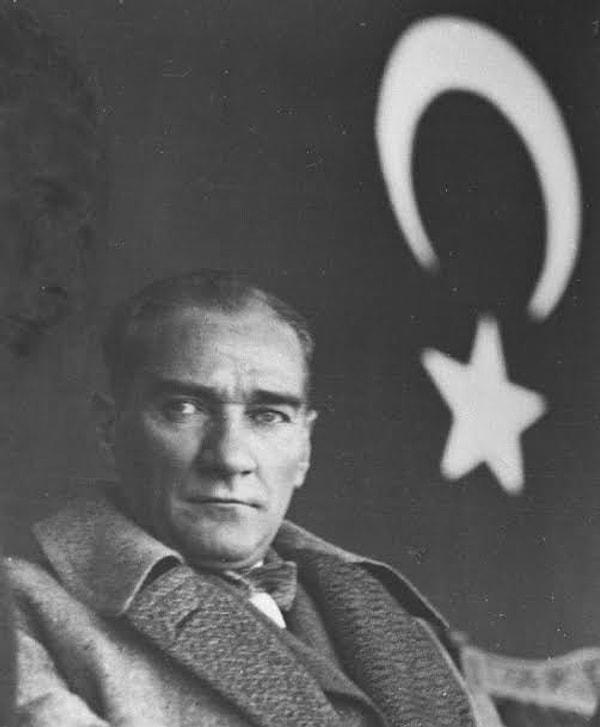 1938 - Kurtuluş Savaşı'nın önderi, Türkiye Cumhuriyeti'nin kurucusu ve ilk cumhurbaşkanı Mustafa Kemal Atatürk, Türkiye saati ile 9.05'te Dolmabahçe Sarayı'nda, 57 yaşındayken hayata gözlerini yumdu. Türkiye'de ulusal yas ilan edildi.