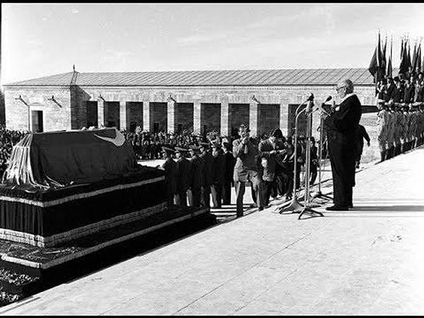 1953 - Atatürk'ün naaşı, Cumhurbaşkanı Celâl Bayar'ın ve halkın katıldığı görkemli törenle Anıtkabir'e nakledildi.