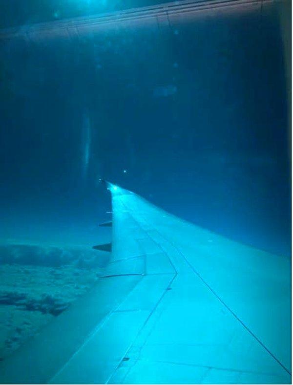 15. Uçağın su altında uçuyormuş gibi görünmesini sağlayan bu hafif boyalı pencereler: