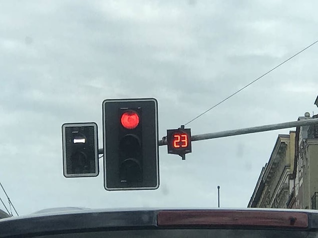 10. Trafik lambalarındaki ışıkların değişmesine ne kadar süre kaldığını gösteren sayaç. 🚦