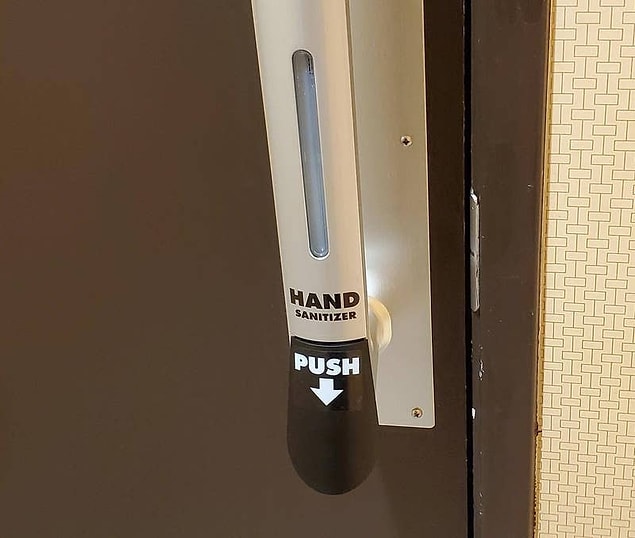 12. Kapı kollarının hijyenik olmadığı gerekçesiyle yapılan dezenfektan. 🧼