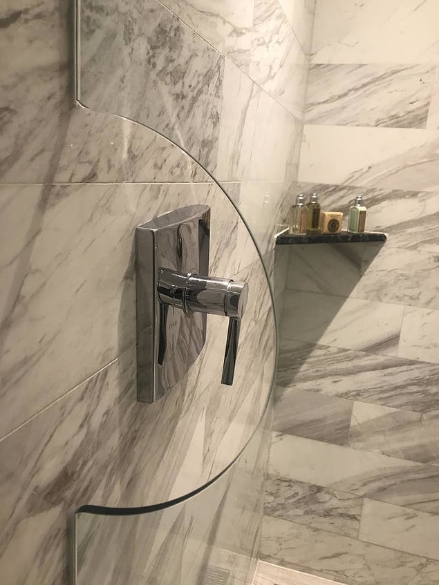 17. Duş musluğunu açarken ıslanmamanızı sağlayan camekan. 🚿