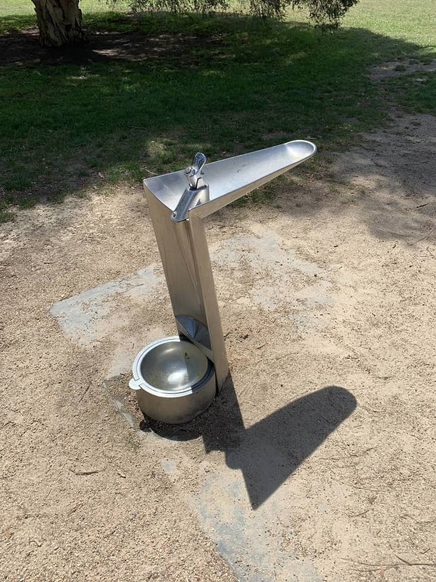 22. Sadece sizi değil, küçük dostlarımızı da düşünerek yapılmış çeşme. 🚰