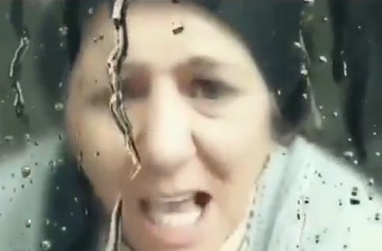 Kullandığı Efekt ile Telefonunun İçinden Su Akıtan Gencin Annesini Kandırdığı Efsane Görüntüler!