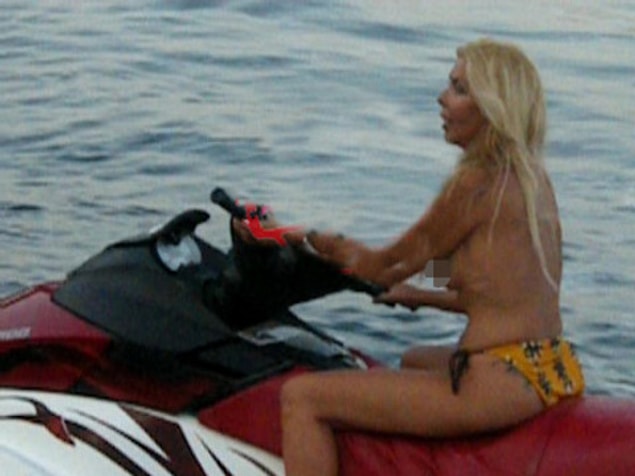 8. Bodrum'da jet skiye binirken üstsüz görüntülenen Ahu Tuğba
