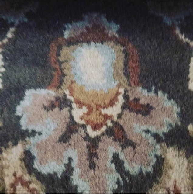 19. Korkutucu bir şekilde Pennywise'a benzeyen bu kilim deseni: