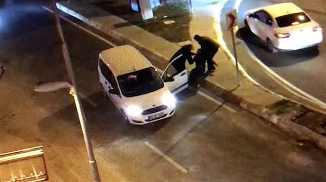İmamoğlu'nun koruması olan biri güvenlik diğer polis iki kişinin karıştığı darp olayı da gazeteciler tarafından hatırlatıldı.
