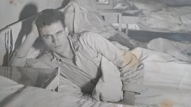 25. "Askeri hastanede yatarken büyükbabam, 1950'lerin ortalarında Yugoslavya."