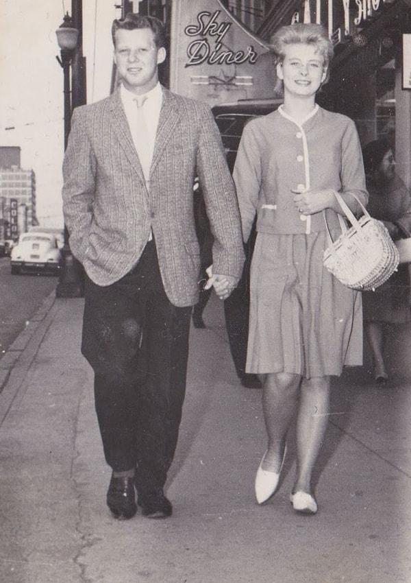 26. "Dedemler sinemaya gitmek için giyinmişler. 1950’ler, Vancouver."