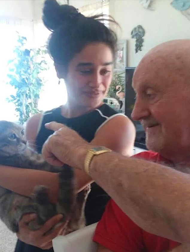 Kendisinden 48 yaş büyük olan eşi, Meltem Miraloğlu parasız kalınca ilk önce evlat edinmiş ve Patrick daha sonra Meltem Miraloğlu'na aşık olmuş.