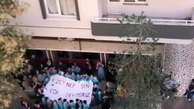 Arkadaşlarının sürprizi karşısında mutluluk yaşayan Zeynep, “Herkes bağırdığı için sesler birbirine karıştı, kimin olduğunu anlayamadım. İlkokul aklıma geldi ama, balkona çıktığım anda onları gördüğümde değişik bir duygu yaşadım. Çok güzel bir duygu” dedi.