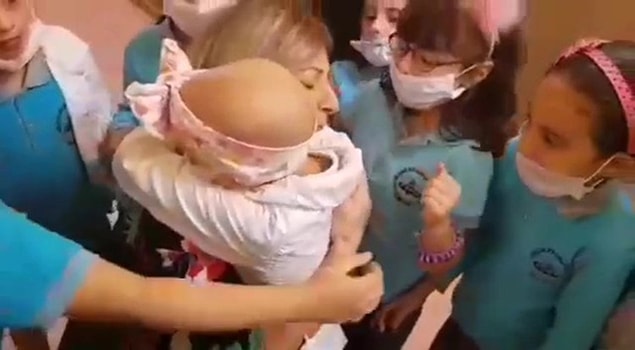 Pendik'te ilkokul öğrencisi olan lösemi hastası Zeynep Kübra Kaya'ya okul arkadaşlarının yaptığı sürpriz herkesi gözyaşlarına boğdu.