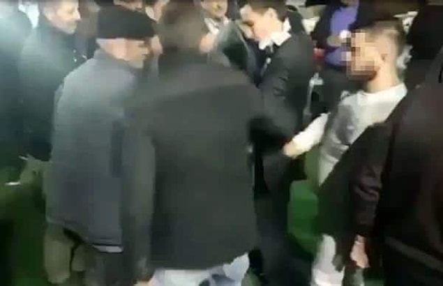 Damat Hüseyin Uğur Gümüş arkadaşlarıyla müzik eşliğinde oynadığı sırada davetliler, ceketine ve cebine para takmaya başladı.