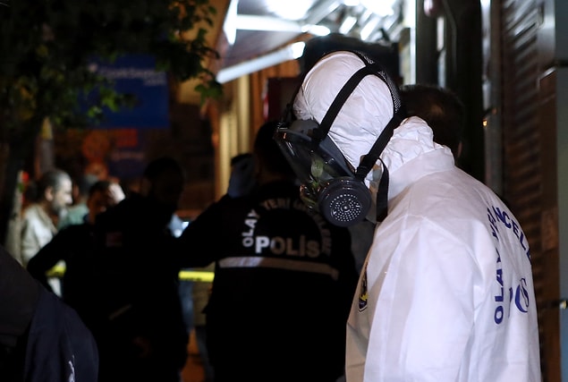 Kapıda yazan not nedeniyle içeriye özel kıyafetler ve maskeyle girildi.