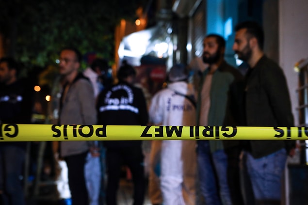 Olay yerine saat 23.00 sıralarında gelen ekipler kapıda, "Dikkat siyanür var, polisi arayın, içeri girmeyin" şeklinde not buldu.