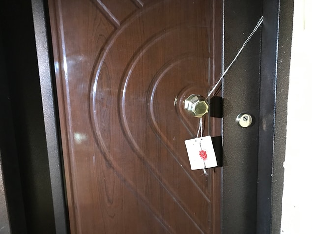 Cenazeler Adli Tıp Kurumu morguna kaldırıldıktan sonra polis ekipleri bir süre daha çalışmalarını sürdürdü ve kapıyı mühürleyerek ayrıldı.