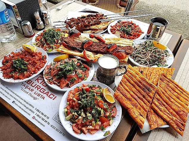 Adana deyince herkesin aklına muazzam bir sofrada çeşit çeşit salatalar, mezeler ve tabii ki Adanalılar olarak 'kıyma' dediğimiz kebap gelir.