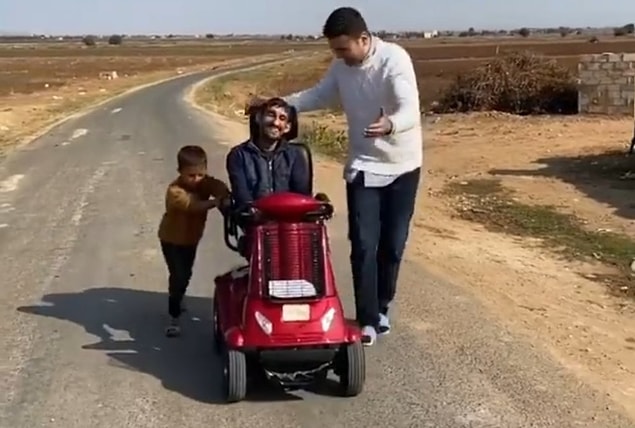 Engeli gencin akülü arabaya kavuşmasıyla yaşadığı mutluluk ise ekranlara yansıdı.