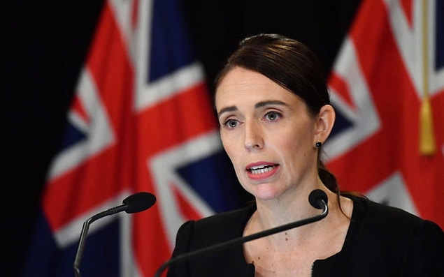 Başbakan Ardern, hükümetinin iki yıl içinde yaptıklarını anlatmak için ekibi tarafından kendisine bir iddia ile gelindiğini aktardı ve 2 dakika içinde onlarca icraatını anlattı.