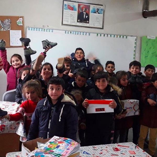 Batman Dağ Yolu İlkokulu ve Muş Mescitli Karaağaç Köyü'ndeki miniklere 'Köy Okulları Yardım Projesi' aracılığıyla yüzlerce bot ve mont gönderdi.