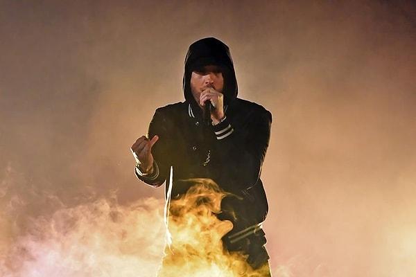 Insider'ın haberine göre, Eminem'in Chris Brown'ın Rihanna'yı darp etmesini doğru bulduğunu onaylar nitelikteki şarkısı sızdırıldı.