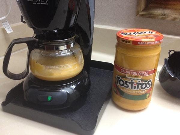 10. Mikrodalga olmadığında yiyecekleri ısıtmak için kahve makinesini kullanın.