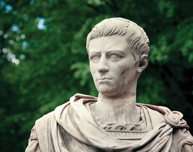 1. Çılgın Roma İmparatoru Caligula bir keresinde denizler tanrısı Poseidon'a savaş açmıştı. Ordusuyla birlikte sahile gidip denize mızrak sallamaya başladılar.