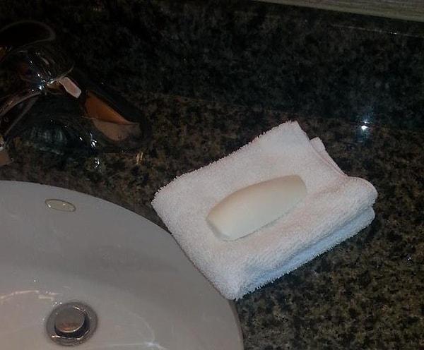 23. Otel odanızda sabunluk yok mu? Küçük bir havlu kullanın!