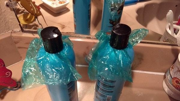 24. Plastik şişelerdeki ürünlerin akmaması için kapağı kapatmadan önce ince bir poşet geçirebilirsiniz.