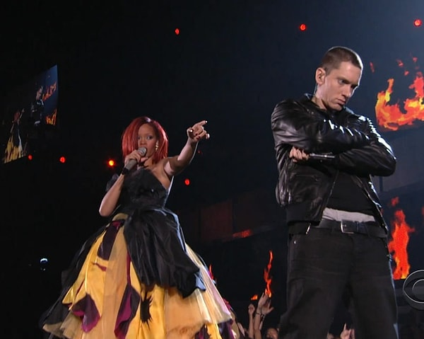 Интересно то, что Эминем удалил строчки из песни перед началом совместной работы с Рианной.