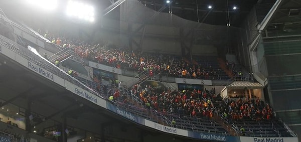 Devre biterken Bernabeu deplasmanındaki Galatasaray taraftarları, "Formayı çıkarın, çıplak oynayın" ve "sabrımız taşıyor, adam gibi oynayın" tezahüratları yaptı.