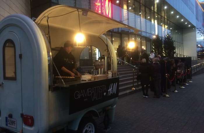 H&M в Таллинне угощал кофе и оладьями посетителей в очереди, пришедшими за дизайнерской коллекцией