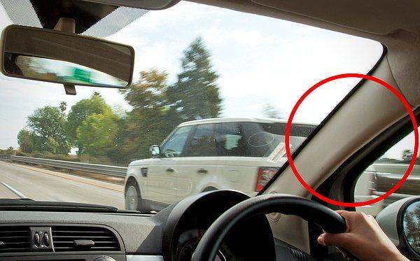 Aracın dışına yerleştirdiği bir kamera ile alınan kör nokta görüntüsü...