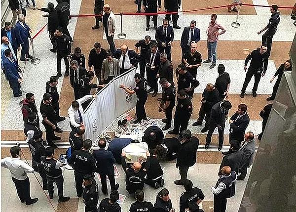 2. Bugün öğle saatlerinde İstanbul Adalet Sarayı'nda bulunanlar çok edici bir olayla karşılaştı; 35 yaşındaki İbrahim Özkan 7. kattan kendini aşağı bırakarak intihar etti.