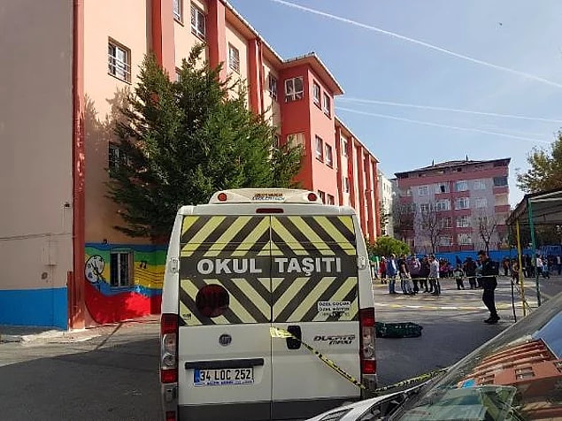 6. İstanbul Avcılar'da bugün herkesin kanını donduran bir kaza yaşandı, Mehmetçilk İlkokulu'nun bahçesinde bir servis şoförü 8 yaşındaki Eylül Mirzaoğlu'na çarparak ölümüne sebep oldu.