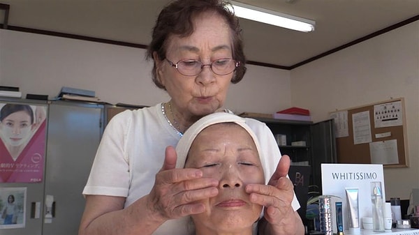 Güzellik sektöründe çalışan kadınların "makyajları müşteriler tarafından net bir şekilde görülemeyeceği" için gözlük takmaması isteniyor.