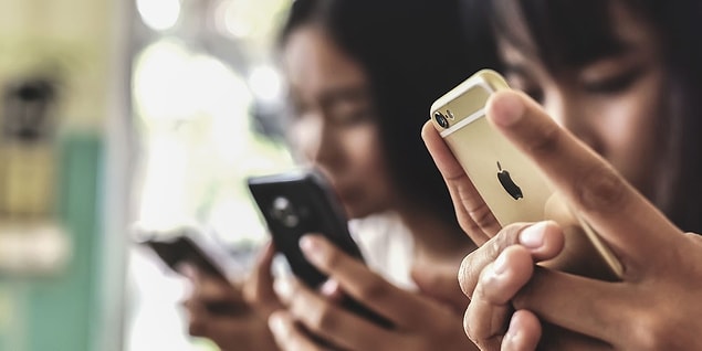 2. Biriyle konuşurken telefonunuzu cebinize koyun yahut en azından görüş açınızdan uzaklaştırın.