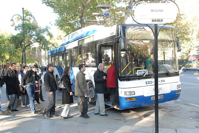 11. Otobüs yahut ATM fark etmez, sırada önünüzdeki kişiyle mesafenizi koruyun.