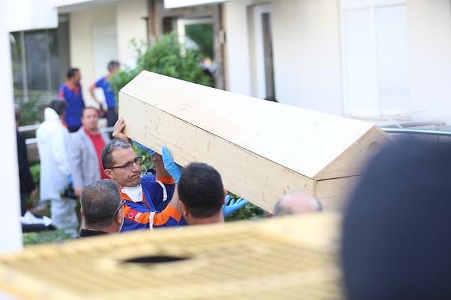 KBRN ve polis ekiplerinin evde yaptığı incelemenin ardından ailenin cenazesi otopsi için Antalya Adli Tıp Kurumuna gönderildi.