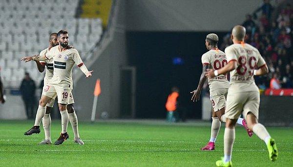 Karşılaşmanın ilk yarısı Galatasaray'ın 2-0'lık üstünlüğüyle sona erdi.