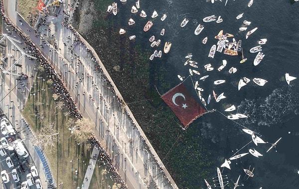 İstanbul Kadıköy'de binlerce kişi bir araya 'Ata'ya Saygı Zinciri' zinciri oluşturdu.