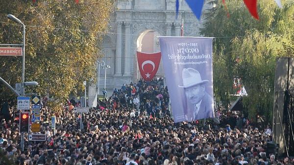 Dolmabahçe Sarayı'nın önünde toplanan binlerce vatandaş saat 09.05'te saygı duruşunda bulundu.
