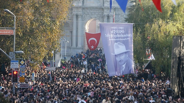 Dolmabahçe Sarayı'nın önünde toplanan binlerce vatandaş saat 09.05'te saygı duruşunda bulundu.
