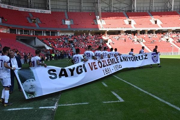 Maça Samsunspor, "Karanlığa güneş sevdamıza arma olsun", Hacettepe ise "Saygı ve özlemle anıyoruz" yazılı pankartla çıktı.