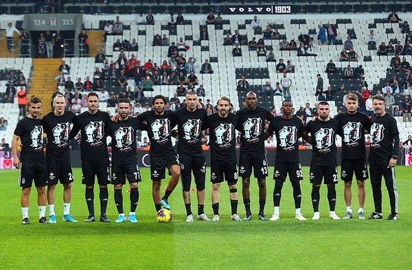 İki takım da maç öncesi ısınmak için sahaya Mustafa Kemal Atatürk tişörtleriyle çıktı. 🇹🇷