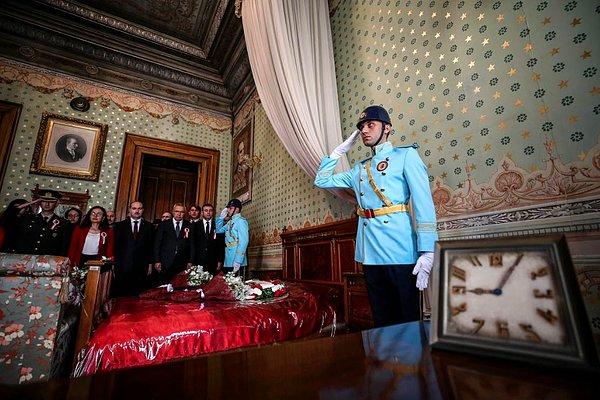 Ziyaretçilerin Gazi Mustafa Kemal Atatürk'ün vefat ettiği 71 numaralı odadan çıkmasıyla saraydaki anma programı 19.00'da sona erdi.